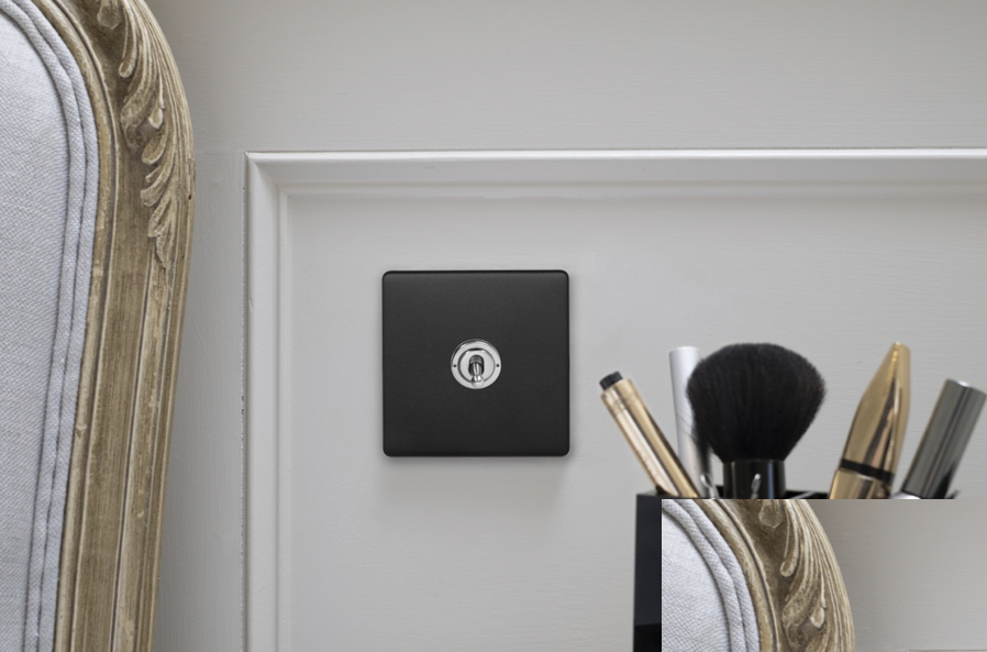 Screwless toggle switch